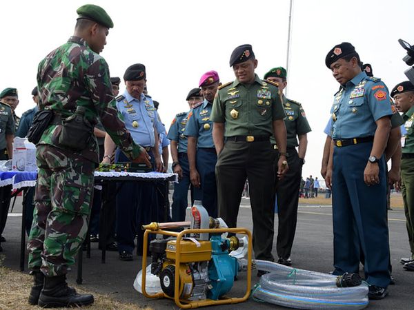TNI Bantu Pemadaman Kebakaran Hutan TNI Bantu Pemadaman Kebakaran Hutan