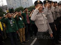 Mahasiswa dan Polisi Kompak Beri Hormat ke Merah Putih