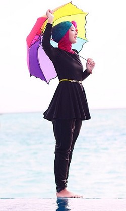 5 Hal Dalam Berbusana yang Perlu Dihindari Hijabers Saat ke Pantai