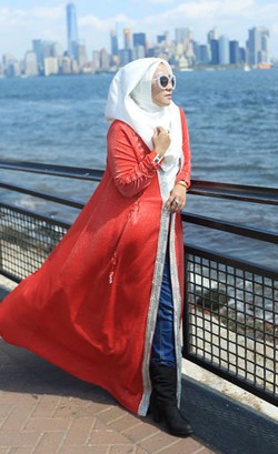 Foto: Gaya Anniesa Hasibuan yang Menarik Atensi di Patung Liberty