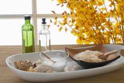 Hilangkan Lingkaran Hitam dan Sel Kulit Mati dengan Minyak Kelapa