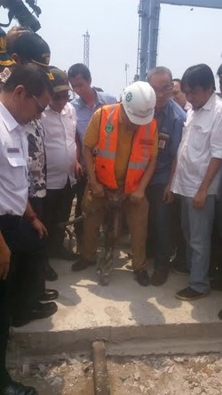Gaya Rizal Ramli Mengepret, Hancurkan Beton Penutup Rel Kereta di Priok