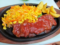 Steak Gunting: Kres-kres... Asyiknya Menggunting Steak Dori dan Steak Sirloin yang Empuk Gurih