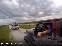 Nyetir Jeep Sambil Selfie, Tabrakan Deh...