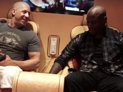 Tyrese Gibson Beri Hadiah Ultah Mobil Van Mewah untuk Vin Diesel