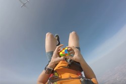 Jagoan Banget! Petualang Ini Terjun Payung Sambil Main Rubik