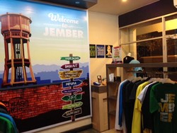Traveling ke Jember, Belikan Temanmu Kaus Keren di Sini