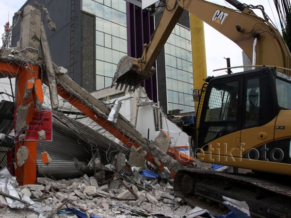 Langgar Aturan, Bangunan di Mampang Dirobohkan