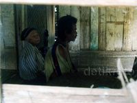 Kisah Nenek yang Rawat 2 Anaknya yang Depresi