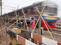 Pembuatan Pagar Pembatas di Jalur KRL