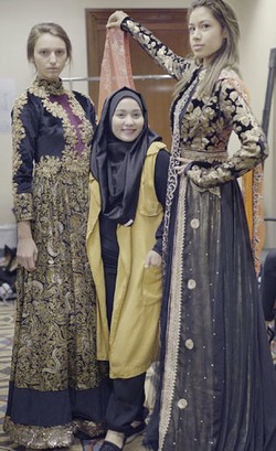 Foto: Ketika Model New York Kagumi Busana Karya Anniesa Hasibuan