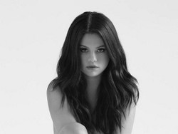 Selena Gomez Telanjang di Sampul Album Baru