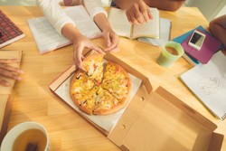 7 Makanan Ini Paling Banyak Dipesan Mahasiswa Amerika di Malam Hari