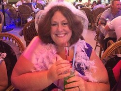 Gemar Mengantongi Ponsel di Bra, Wanita Ini Terkena Kanker Payudara