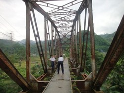 Rel Kereta Mati Bandung-Ciwidey Terlantar Jadi Bengkel Hingga Rumah