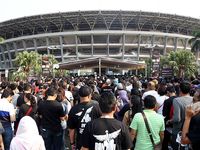 Fans Bon Jovi Serbu GBK