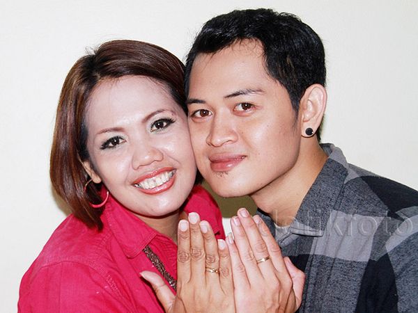 Dimabuk Asmara! Ely Sugigi dan Kekasih Pamer Cincin Tunangan