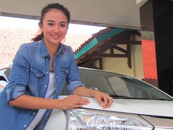 Bisa Punya Mobil Impian Karena Jadi Pemanis di Samping Mobil