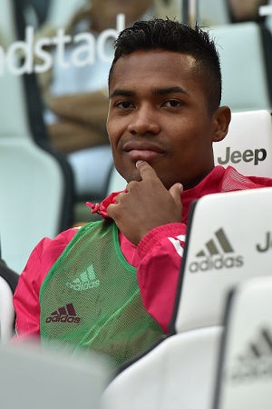 Alex Sandro Anggap Evra Guru, bukan Rival