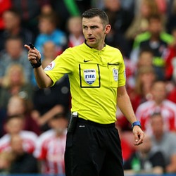 Wasit MU vs Liverpool: Michael Oliver yang Sudah Keluarkan 3 Kartu Merah dari 4 Laga