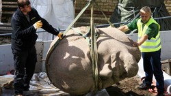 Kepala Lenin Raksasa Dipindahkan Setelah 24 Tahun Terkubur di Hutan