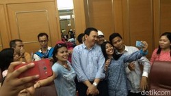 Pembukaan Wisata Balai Kota, Antre Selfie Bareng Ahok
