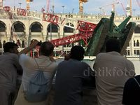Crane yang Terjungkal di Masjidil Haram Masih Tersangkut