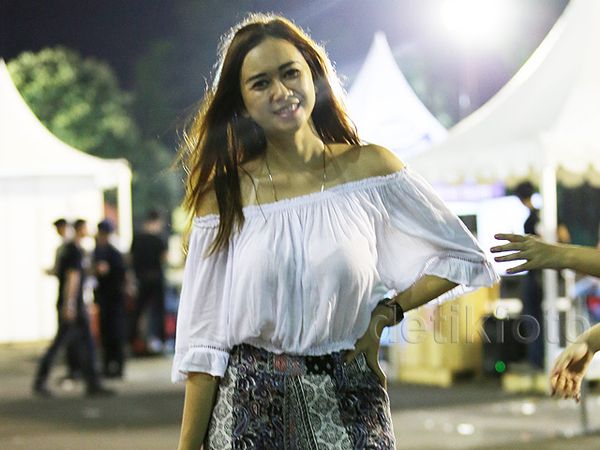 Gaya Bohemian Aura Kasih di Konser Bon Jovi Jakarta