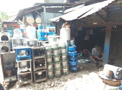 Jaga Bisnis Warisan, Pria Ini Masih Produksi Kompor Minyak