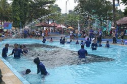 Asyiknya Main Air di Owabong Waterpark, Purbalingga