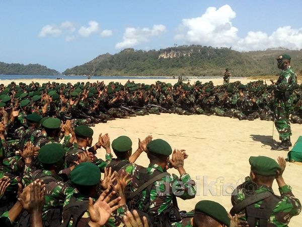 Aksi Batalyon Raider Gelar Simulasi Selamatkan Sandera Teroris