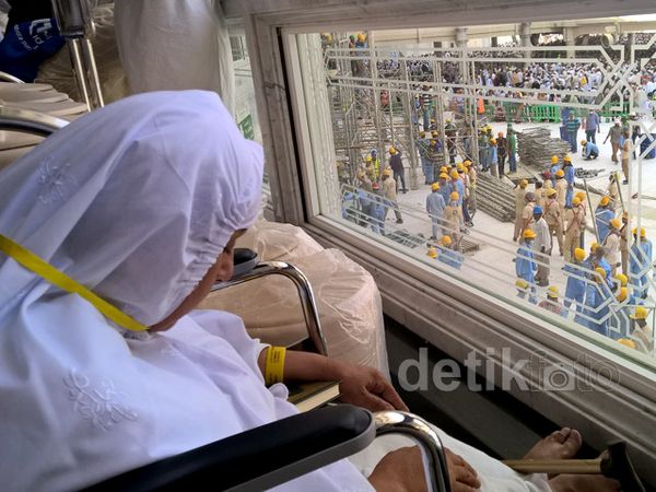 Pekerja Perbaiki Masjidil Haram Yang Rusak Karena Crane