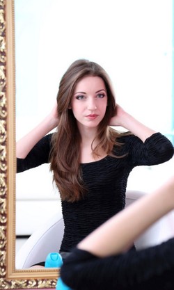 Remaja Wanita Habiskan 7,7 Jam untuk Bercermin