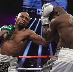 Mayweather Menang Angka, Akhiri Karier dengan Rekor Tanding 49-0