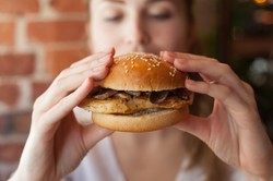 Orang Tua yang Doyan Makan Junk Food Terbukti Otaknya Lebih Kecil