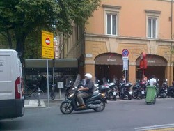 Seperti di Indonesia, Skutik Favorit Masyarakat di Bologna, Italia