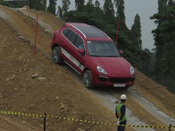 Deg-degan, Main di Tanah Bareng Porsche Cayenne S