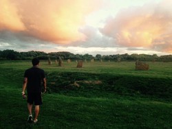 Desa di Inggris Ini Punya Stonehenge Mini & Bunker Rahasia