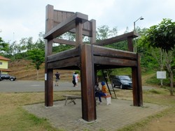 Jember Punya Kursi Raksasa, Tingginya 4 Meter!