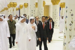 Saat Jokowi Terpukau Masjid Agung Sheikh Zayed, Abu Dhabi