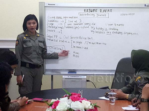 Satpol PP Surabaya Dibekali Bahasa Inggris