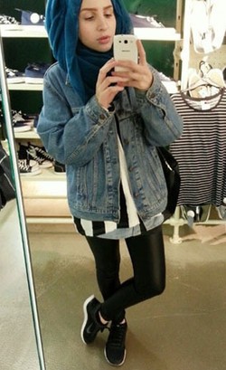 Foto: Tutorial Hijab Menutup Dada dengan Pashmina Panjang