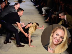 Gubrak! Jatuh Saat Jalan di Catwalk, Lutut Candice Swanepoel Berdarah