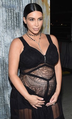 Gaun Transparan & T-Shirt Robek, Gaya Seksi Kim Kardashian di NYFW