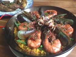 Asyiknya Makan Paella yang Mengenyangkan untuk Santap Malam