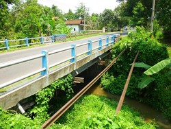 Terbengkalai, Rel Kereta Mati Ini Menggantung di Atas Sungai