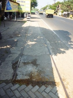 Ini Penampakan Rel Mati Terbengkalai di Pinggir Jalan