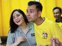 Nyam... Nagita Slavina dan Raffi Ahmad Jualan Mi