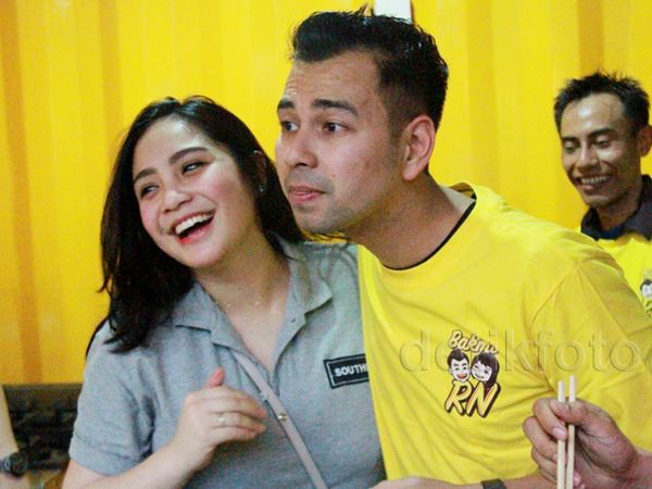 Nyam... Nagita Slavina dan Raffi Ahmad Jualan Mi