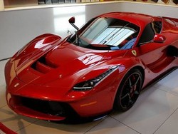 LaFerrari Tunggangan Anyar Lewis Hamilton?